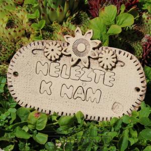  cedulka na vrátka/dvěře "nelezte k nám" květy